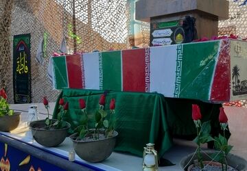 عطرآگین شدن فضای عشق و ایثار در میناب با تشیع پیکر دو شهید گمنام