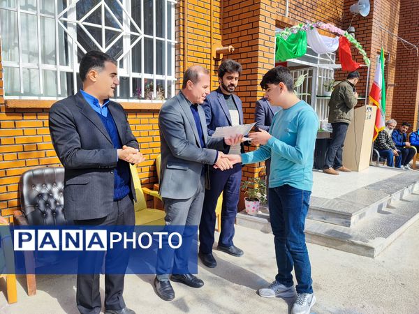 تقدیر از دانش‌آموزان برتر دبیرستان پژوهش آشخانه 