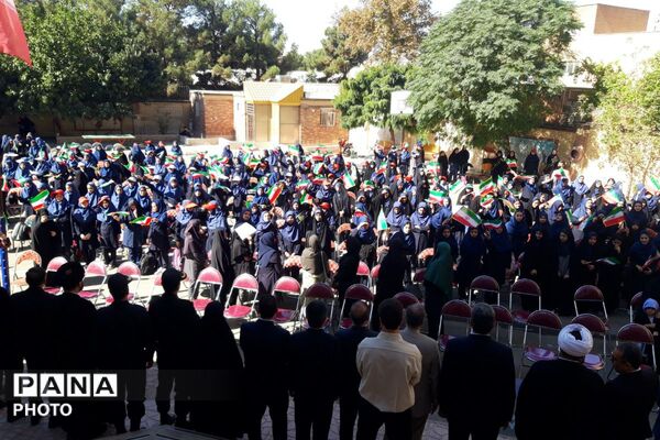 دبیرستان شاهد غدیر ۱ میزبان مسئولین شهرستان قدس در روز اول مهر