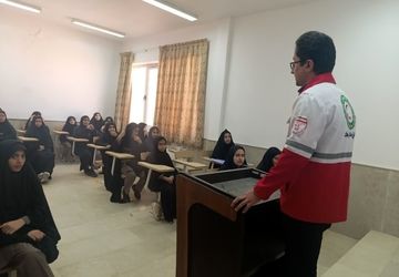 بازدید آموزنده دانش‌آموزان پایه هفتم آموزشگاه خلیج فارس شهرستان مروست از جمعیت هلال‌احمر