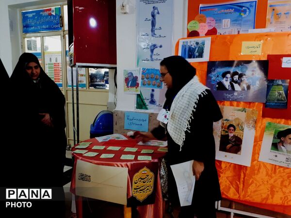 پیوند نسل امروز با آرمان‌های انقلاب  روایت تصویری یک نمایشگاه مدرسه انقلاب