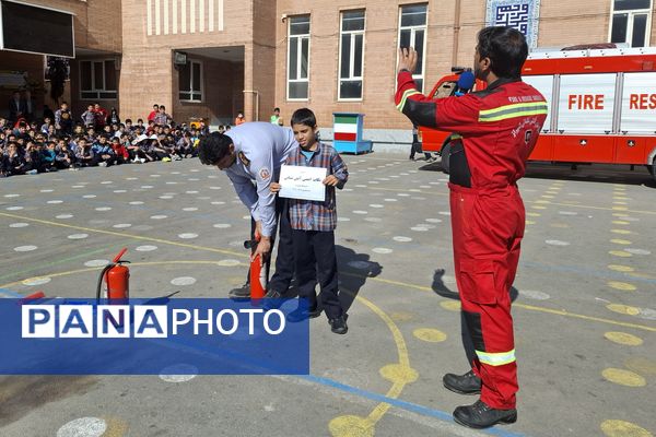 آموزش نکات ایمنی آتش‌نشانی در آموزشگاه معارف ۶