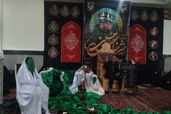 مادران و نوزادان در آئین شیرخوارگان حسینیه عاشورا نیر یزد