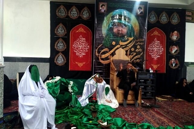 مادران و نوزادان در آئین شیرخوارگان حسینیه عاشورا نیر یزد