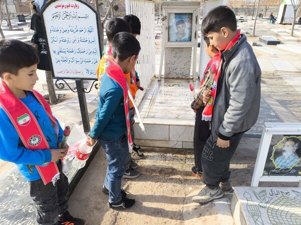 غبار روبی و تجدید بیعت با شهدا به مناسبت هفته معلم در فدافن