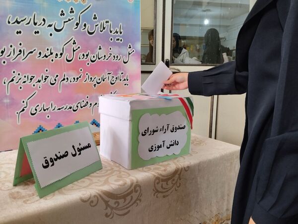 جلوه‌هایی از انتخابات شورای دانش‌آموزی در دبیرستان فرزانگان قم
