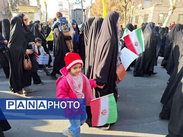 حضور پرشور کودکان در راهپیمایی میثاق با ولایت و محکوم نمودن اغتشاشات گروه های تروریستی در کاشمر