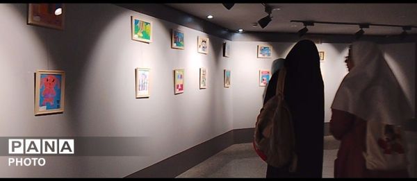 برپایی نمایشگاه نقاشی در کتابخانه‌ مرکزی یزد