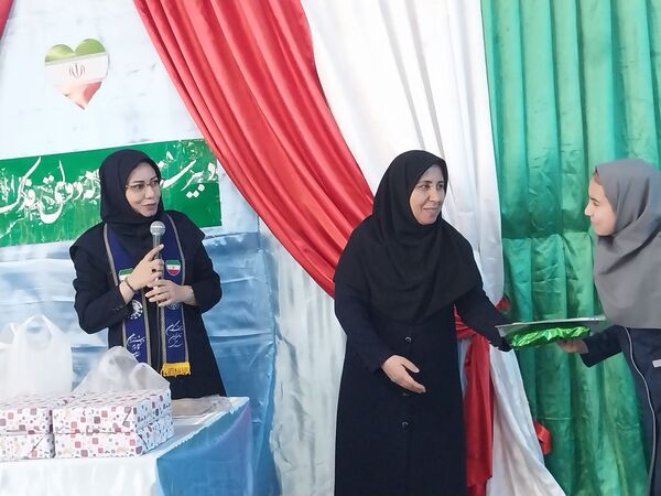 تقدیر از دانش‌آموزان برتر آموزشگاه فدک فاروج 