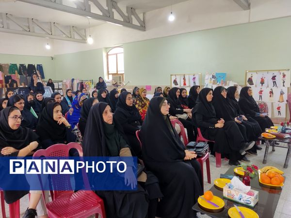 نمایشگاه دست‌سازه‌های دانش‌آموزی و تجلیل از فعالان نماز 