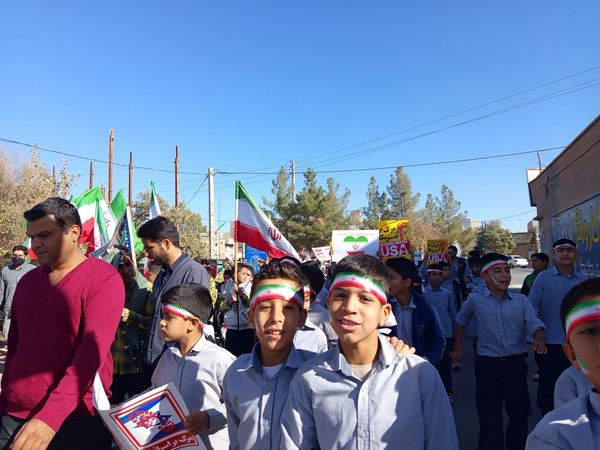 قدم‌های کوچک، ایمان‌های بزرگ؛ حضور باشکوه دانش‌آموزان دبستان برادران ابراهیمی‌نیا در ۱۳ آبان