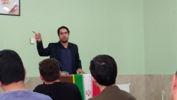 جلسه‌ مشاوره‌ای و توجیهی کنکور در دبیرستان معلم ساوجبلاغ