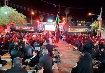 هم‌نوایی نوجوانان با نام حضرت علی‌اکبر(ع) در شب هشتم محرم،جلوه‌ای از عشق و بصیرت حسینی