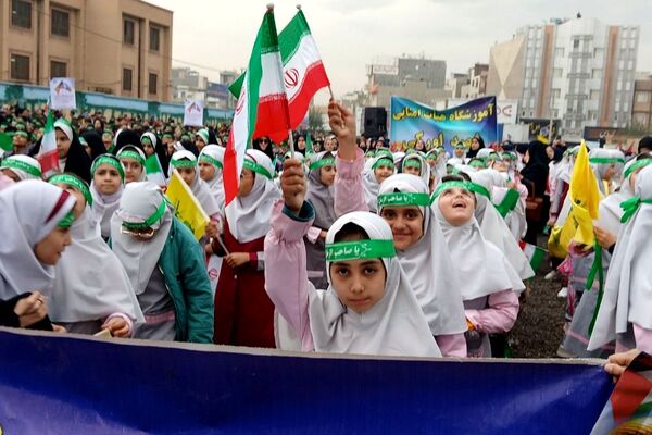 حضور دانش آموزان اسلامشهری در راهپیمایی ۱۳ آبان