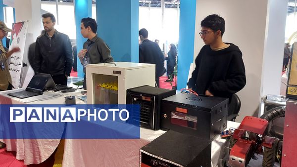 غرفه افتخارات و دستاوردهای هنرستان استعدادهای درخشان امیرکبیر ناحیه شش 