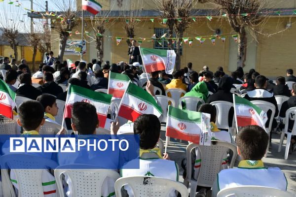 نواخته شدن زنگ انقلاب در مدرسه نمونه دولتی شهید علی آزادی خواه