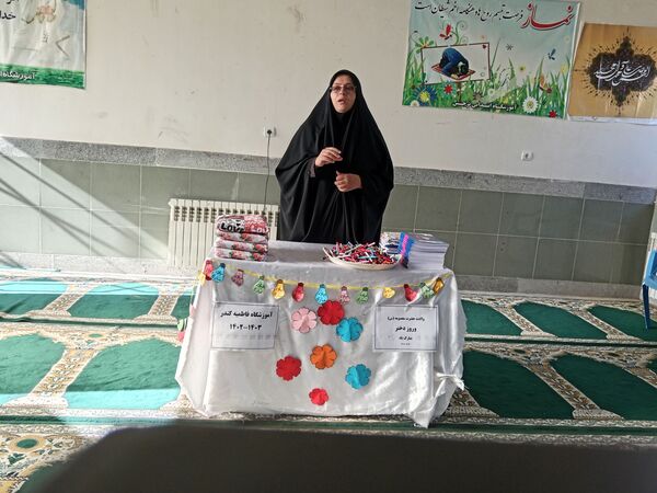 اهدای چادر به مناسبت روز دختر در خلیل‌آباد