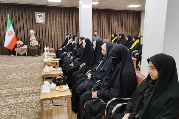 دیدار دختران دانش‌آموز سنندجی با نماینده ولی‌فقیه در کردستان 
