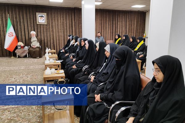 دیدار دختران دانش‌آموز سنندجی با نماینده ولی‌فقیه در کردستان 