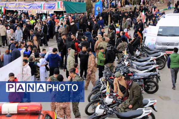 حضور گسترده اقشار مختلف مردم پردیس در راهپیمایی ۲۲ بهمن