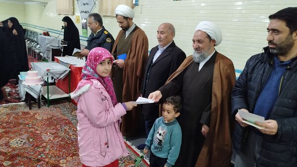 بدرقه دانش‌آموزان معتکف در شهرستان هوراند