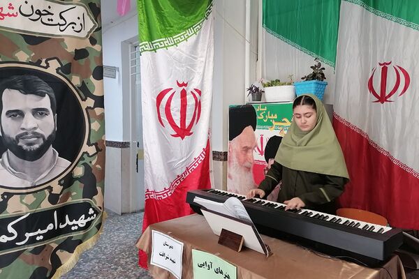 افتتاحیه نمایشگاه «مدرسه انقلاب» در مدرسه شهید شرافت بهارستان‌دو