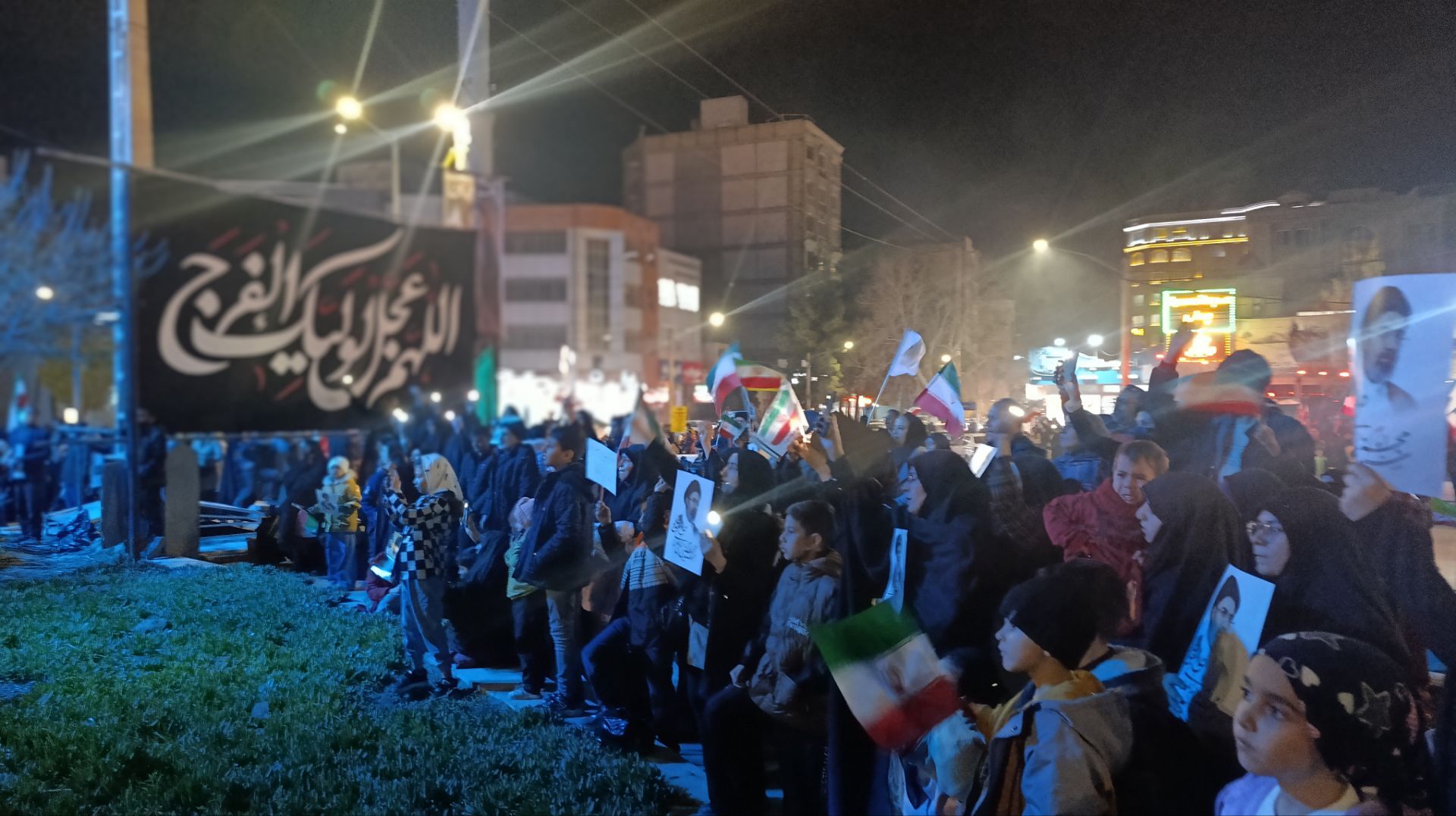 تجمع جوانان‌‌و‌نوجوانان‌در‌بیعت با رهبر انقلاب در نیشابور