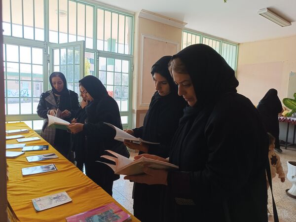 برگزاری نمایشگاه دست‌سازه‌های دانش‌آموزان و نمایشگاه کتاب در دبیرستان دخترانه نور اردبیل
