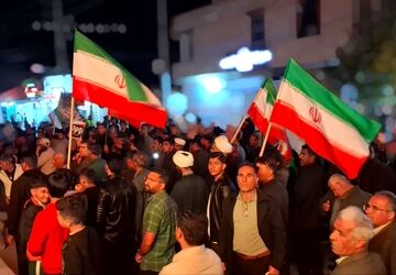 صحنه دیگری از عشق و ارادت ملت به رهبر در سومین شب سال جدید در شهرستان باشت