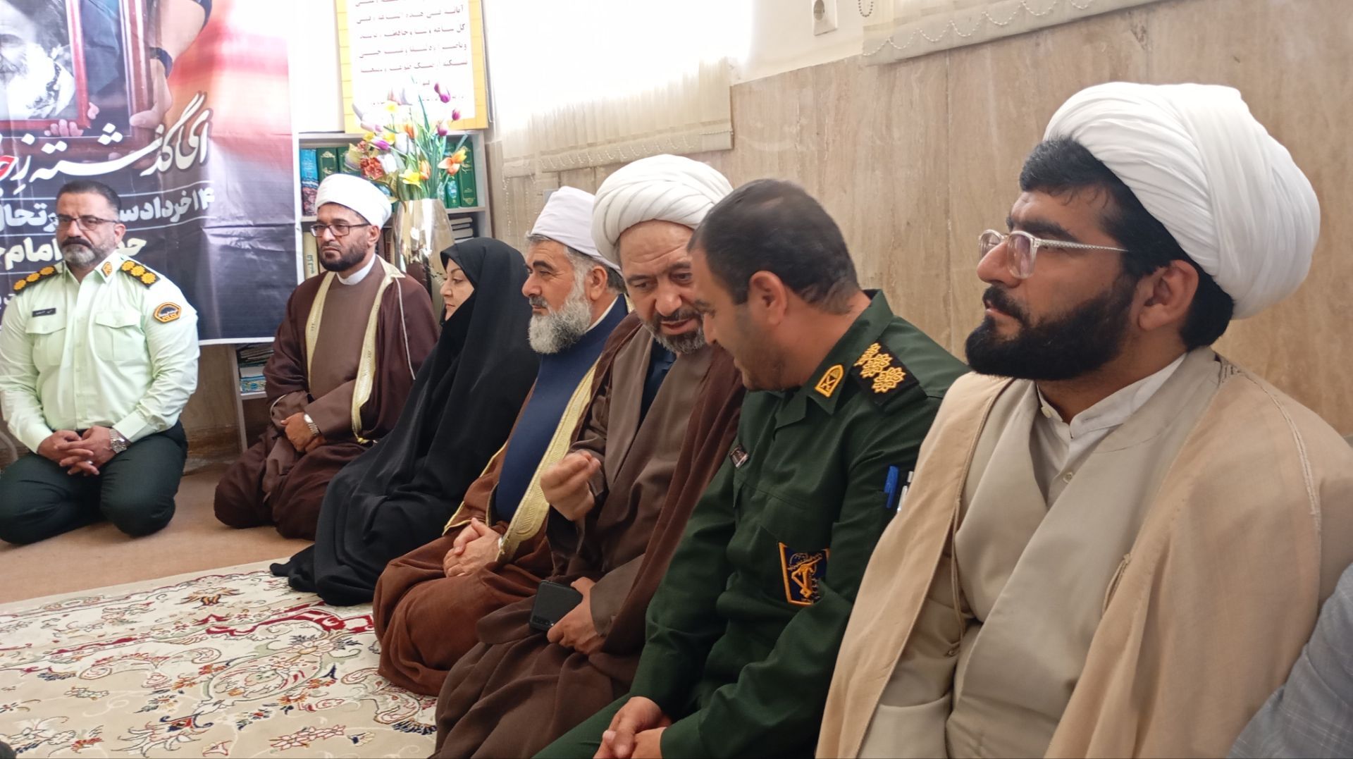 نماد وحدت شیعه و سنی در سوگ امام راحل (قدس سره)