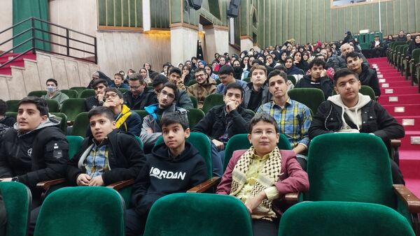 آیین تجلیل از دانش‌آموزان منتخب مسابقات قرآنی و فرهنگی 