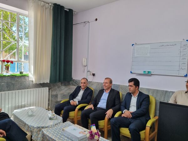تقدیر از معلمان دبیرستان نمونه دولتی پژوهش آشخانه