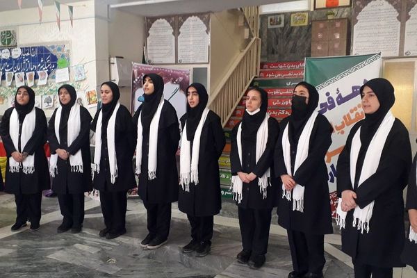 برگزاری گرامیداشت دهه فجر در مدرسه حضرت زینب(س) ری یک