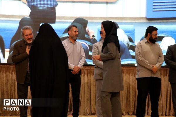 تجلیل از دانش آموزان برتر مسابقات قرآن و عترت و نماز در نجف آباد