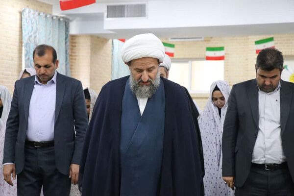 اقامه نماز جماعت، با شعار «مهر با مهُر» در مدرسه عترت قرچک