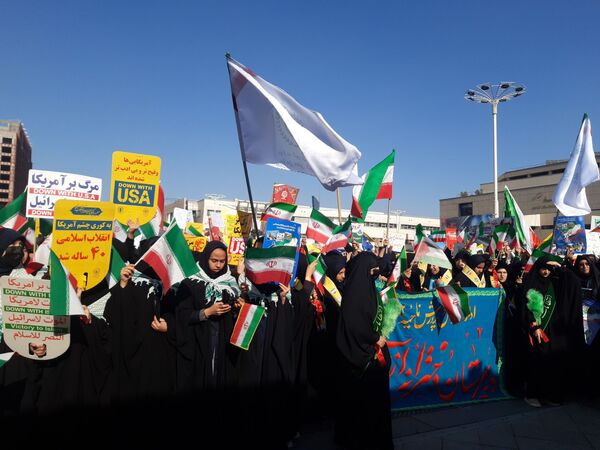 حضور پرشور دانش آموزان مشهد مقدس در راهپیمایی یوم‌الله ۱۳ آبان 