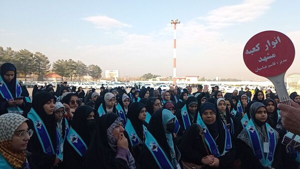 بدرقه دختران دانش آموز از ایستگاه پروازی مشهد به سوی سرزمین وحی
