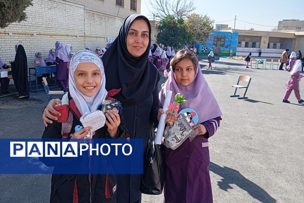 بازارچه دانش‌آموزی در دبستان شاهد شهید محمدرضا کشاورز 