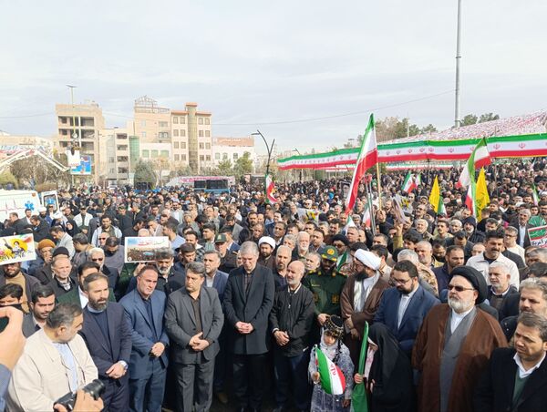 حضور دانش آموزان و جامعه بزرگ فرهنگیان در یوم الله 22 بهمن ماه در پاکدشت 