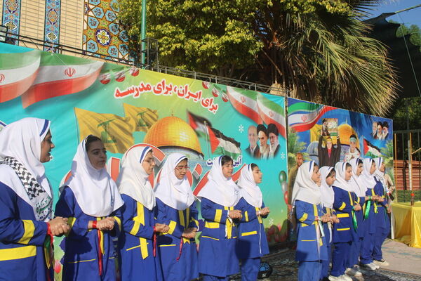 جشن روز دانش‌آموز در دبستان امید انقلاب بوشهر