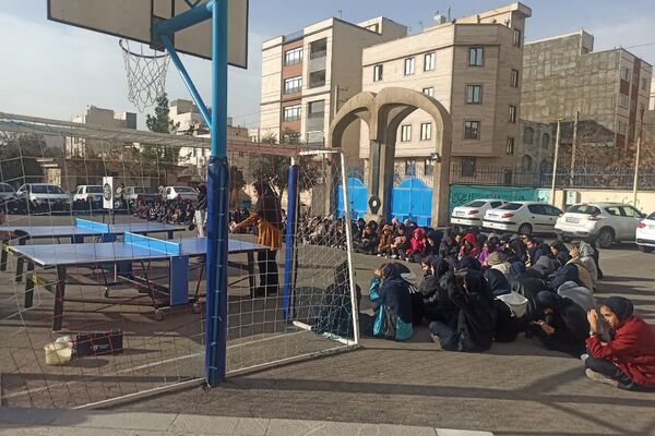 المپیاد ورزشی درون مدرسه‌ای به مناسبت گرامیداشت دهه فجر در آموزشگاه آرمینه مصلی نژاد شهرری