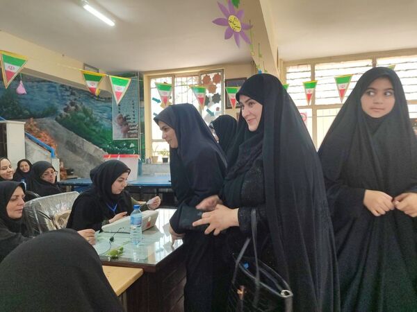 مرحله دوم انتخابات ریاست‌جمهوری با حضور مردم غیور مشهد 