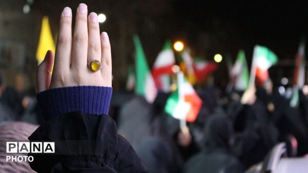 حضور کودکان در راهپیمایی شبانه؛ نشان از سربازان آینده ایران هستند