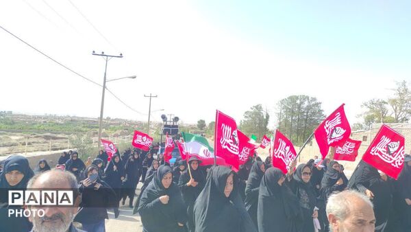  سیل خروشان پرچم‌های سرخ انتقام، در مراسم پیاده روی جاماندگان اربعین شهر خوسف
