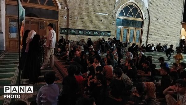 غرفه دهه نودی های مسجد جامع در شب صد و چهل و چهارم 