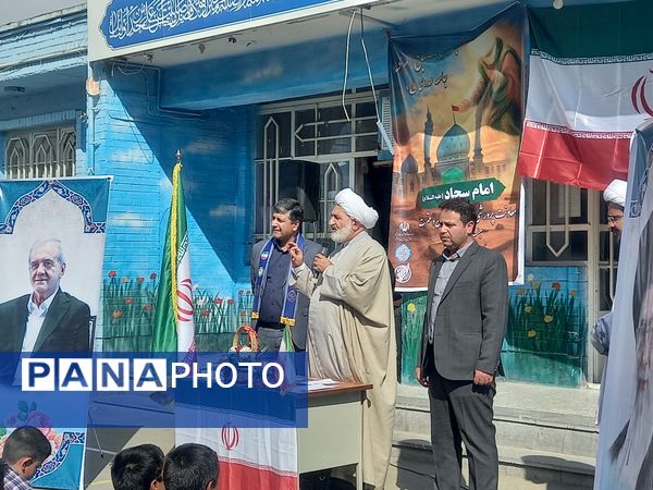 رونمایی از کتاب «روحانی که روحانی نیست» در دبیرستان باقریه