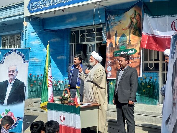 رونمایی از کتاب «روحانی که روحانی نیست» در دبیرستان باقریه