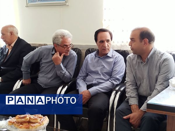 بازدید معاون پرورشی و تربیت بدنی آموزش و پرورش کاشمر از دبیرستان امام حسین (ع) 