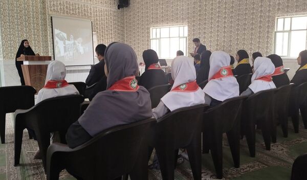 تجلیل از دانش‌آموز خبرنگاران پانا در لردگان