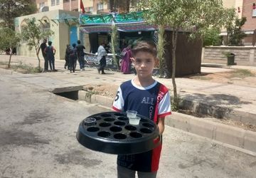 نوجوانی که به عشق امام حسین(ع) موکب داری می‌کند

